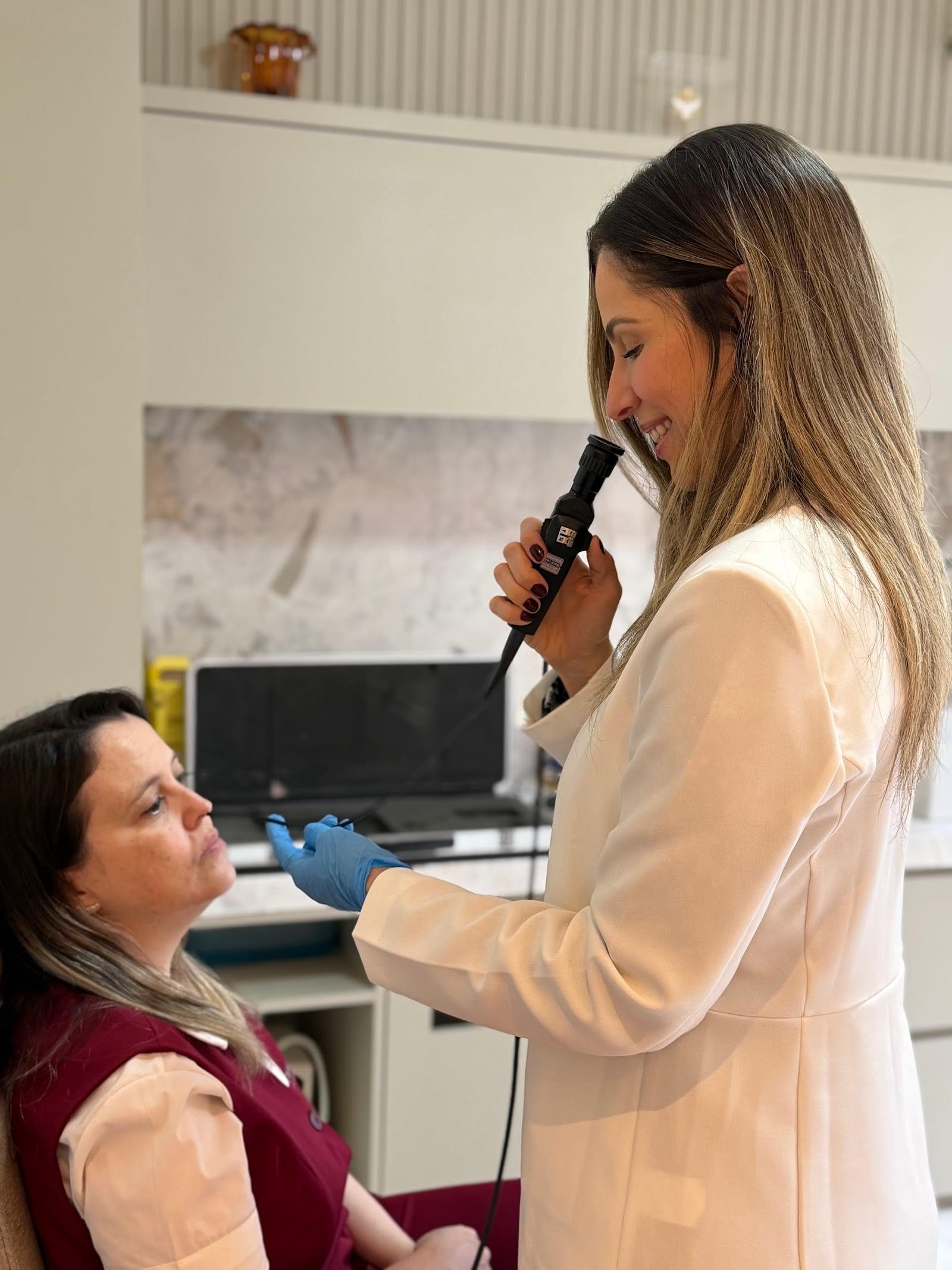 Dra. Krystal Negri durante atendimento no consult&oacute;rio em Curitiba