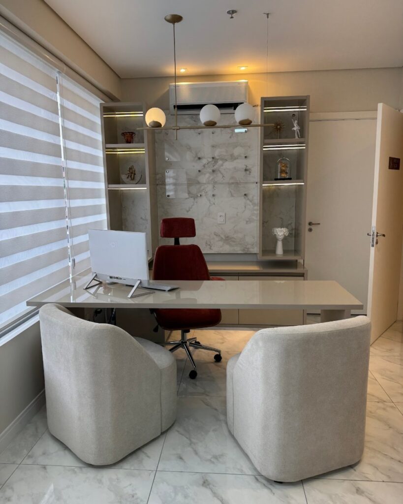 Sala de consulta do consultório de otorrino no Batel, Curitiba