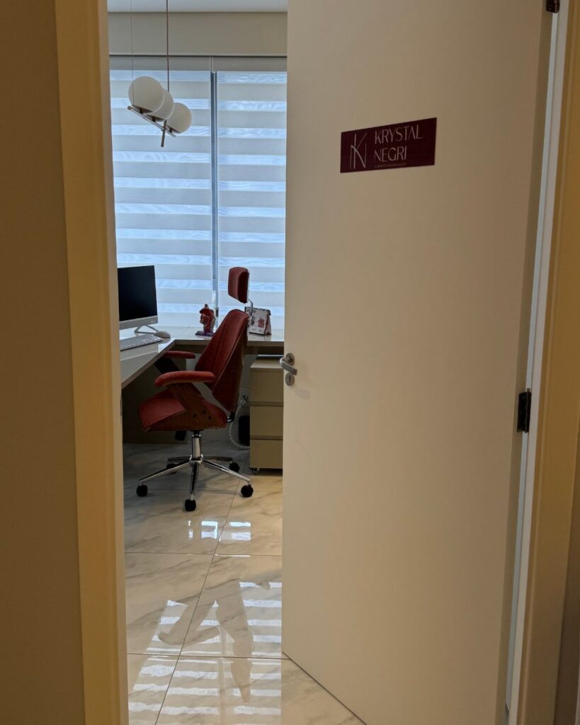 Sala de exames do consultório de otorrino em Curitiba